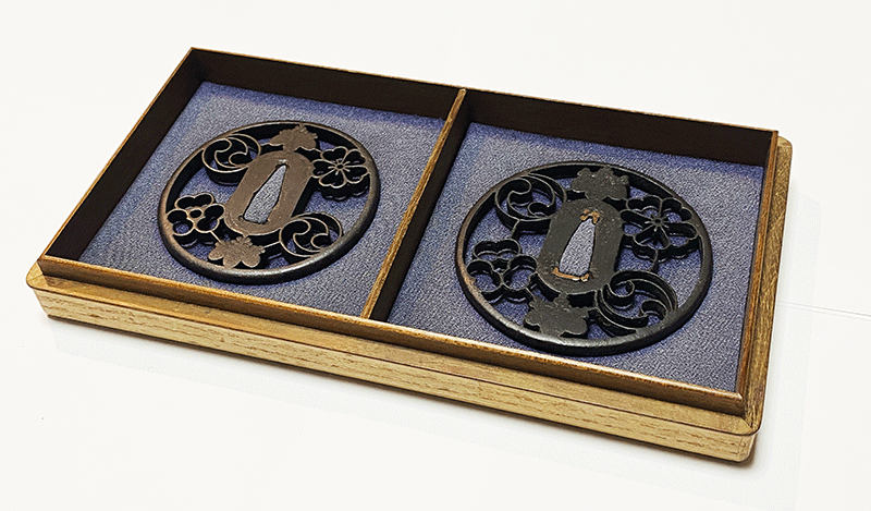 武鑑透大小鐔  林重光Pair of Tsuba design of Samurais heraldries Made by Hayashi Shigemitsu