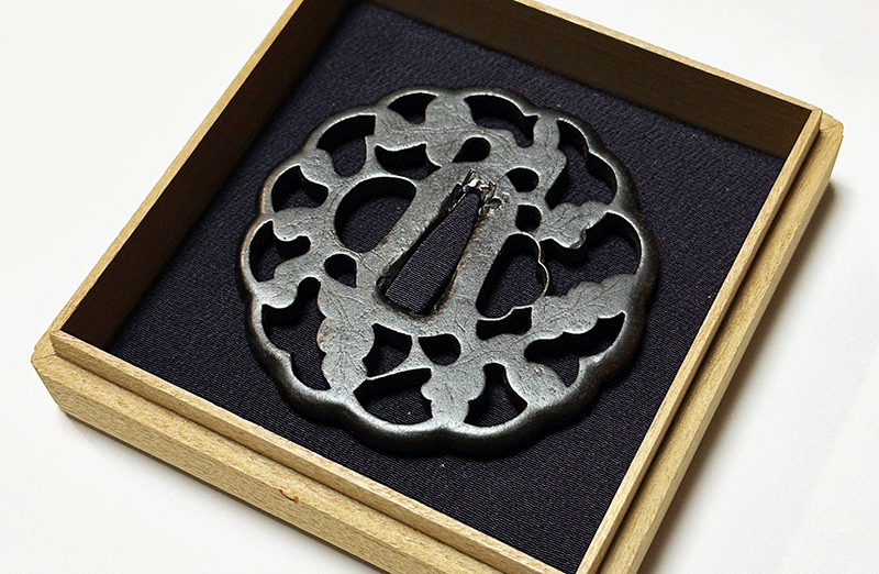 葉菊透鐔 西垣Tsuba design of chrysanthemum’s leaf  Made by Nishigaki